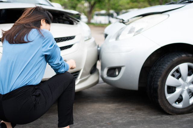 カーリース車をぶつけた 勝手に修理できる 違約金や修理費の負担は 対処法まとめ カーコンカーリース サブスク のもろコミ